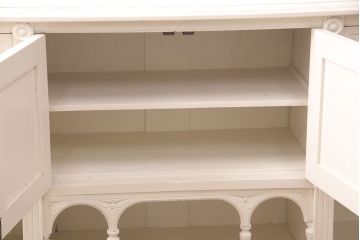 フランスアンティーク　ホワイトペイント　チーク材　天板一枚板　エレガントさとクラシカルな雰囲気を兼ね備えたサイドボード(サイドキャビネット、収納棚、リビングボード)(R-050256)