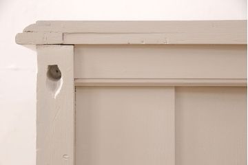 フランスアンティーク　ホワイトペイント　チーク材　天板一枚板　エレガントさとクラシカルな雰囲気を兼ね備えたサイドボード(サイドキャビネット、収納棚、リビングボード)(R-050256)