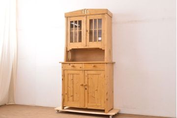 イギリスアンティーク　パイン材の温かい風合いが和やかな空間を演出するキッチンキャビネット(カップボード、食器棚、収納棚、戸棚)(R-050257)