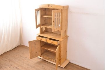 イギリスアンティーク　パイン材の温かい風合いが和やかな空間を演出するキッチンキャビネット(カップボード、食器棚、収納棚、戸棚)(R-050257)