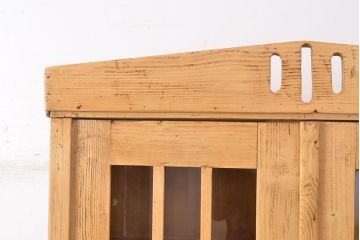 イギリスアンティーク　パイン材の温かい風合いが和やかな空間を演出するキッチンキャビネット(カップボード、食器棚、収納棚、戸棚)(R-050257)