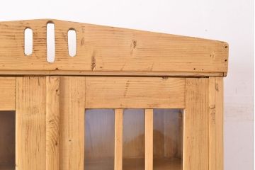 イギリスアンティーク　パイン材の温かい風合いが和やかな空間を演出するキッチンキャビネット(カップボード、食器棚、収納棚、戸棚)(R-050257)