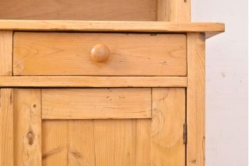 イギリスアンティーク　パイン材の温かい風合いが和やかな空間を演出するキッチンキャビネット(カップボード、食器棚、収納棚、戸棚)(R-050257)