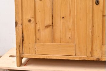 イギリスアンティーク　パイン材の温かい風合いが和やかな空間を演出するキッチンキャビネット(カップボード、食器棚、収納棚、戸棚)(R-050257)