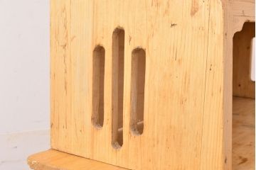 イギリスアンティーク　パイン材の温かい風合いが和やかな空間を演出するキッチンキャビネット(カップボード、食器棚、収納棚、戸棚)(R-050257)
