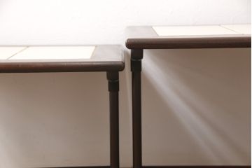 イギリスビンテージ　タイルトップがレトロさを醸し出す、チーク材のネストテーブル(サイドテーブル、カフェテーブル、ヴィンテージ)(R-050258)