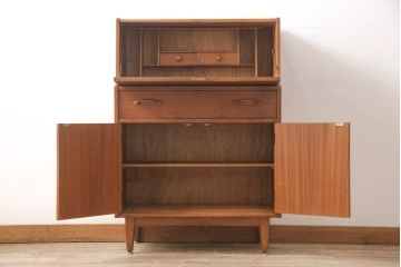 ヴィンテージ家具　北欧ビンテージ　チーク材　木の温もりとデザイン性を兼ね備えたライティングビューロー(簿記机、在宅ワーク、在宅用デスク)(R-050268)
