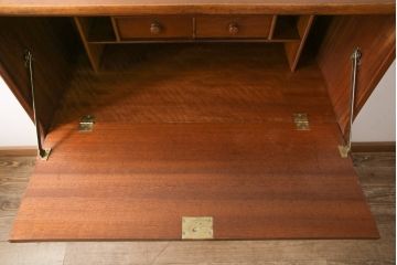 ヴィンテージ家具　北欧ビンテージ　チーク材　木の温もりとデザイン性を兼ね備えたライティングビューロー(簿記机、在宅ワーク、在宅用デスク)(R-050268)
