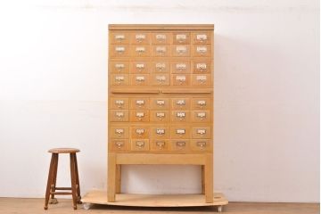 【簡易リペア限定品】レトロ家具　昭和レトロ　KIHARA　ナラ材製　作業台付き!40杯もの引き出しが備わったネームプレート付きカードケース(引き出し、チェスト、図書館、図書室)(R-050286)