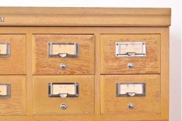 【簡易リペア限定品】レトロ家具　昭和レトロ　KIHARA　ナラ材製　作業台付き!40杯もの引き出しが備わったネームプレート付きカードケース(引き出し、チェスト、図書館、図書室)(R-050286)