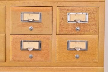 【簡易リペア限定品】レトロ家具　昭和レトロ　KIHARA　ナラ材製　作業台付き!40杯もの引き出しが備わったネームプレート付きカードケース(引き出し、チェスト、図書館、図書室)(R-050286)