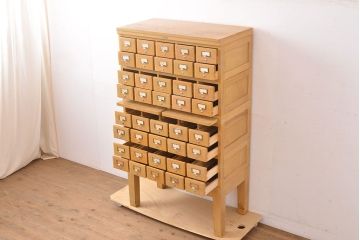 レトロ家具　昭和レトロ　KIHARA　ナラ材製　作業台付き!40杯もの引き出しが備わったネームプレート付きカードケース(引き出し、チェスト、図書館、図書室)(R-050286)