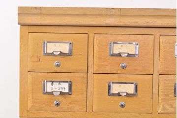 レトロ家具　昭和レトロ　KIHARA　ナラ材製　作業台付き!40杯もの引き出しが備わったネームプレート付きカードケース(引き出し、チェスト、図書館、図書室)(R-050286)