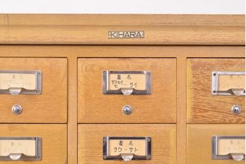 レトロ家具　昭和レトロ　KIHARA　ナラ材製　作業台付き!40杯もの引き出しが備わったネームプレート付きカードケース(引き出し、チェスト、図書館、図書室)(R-050286)