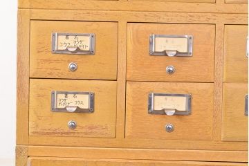 レトロ家具　昭和レトロ　KIHARA　ナラ材製　作業台付き!40杯もの引き出しが備わったネームプレート付きカードケース(引き出し、チェスト、図書館、図書室)(R-050286)