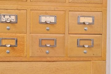 レトロ家具　昭和レトロ　KIHARA　ナラ材製　作業台付き!40杯もの引き出しが備わったネームプレート付きカードケース(引き出し、チェスト、図書館、図書室)(R-050286)
