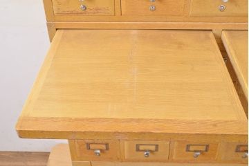 レトロ家具　昭和レトロ　KIHARA　ナラ材製　作業台付き!40杯もの引き出しが備わったネームプレート付きカードケース(引き出し、チェスト、図書館、図書室)(R-050286)