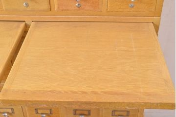 レトロ家具　昭和レトロ　KIHARA　ナラ材製　作業台付き!40杯もの引き出しが備わったネームプレート付きカードケース(引き出し、チェスト、図書館、図書室)(R-050286)