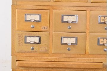 【簡易リペア限定品】レトロ家具　昭和レトロ　KIHARA　ナチュラルスタイルにおすすめ!小物収納に便利なナラ材製ネームプレート付きカードケース(引き出し、チェスト、図書館、図書室)(R-050287)