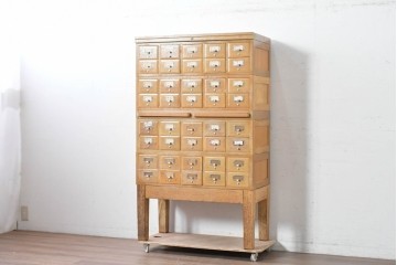 【簡易リペア限定品】和製ヴィンテージ　昭和レトロ　ナラ材製　KIHARA　引き出し40杯!　格納式作業台付き!　小物収納に最適な図書館のスタッキングカードケース　(R-050289)