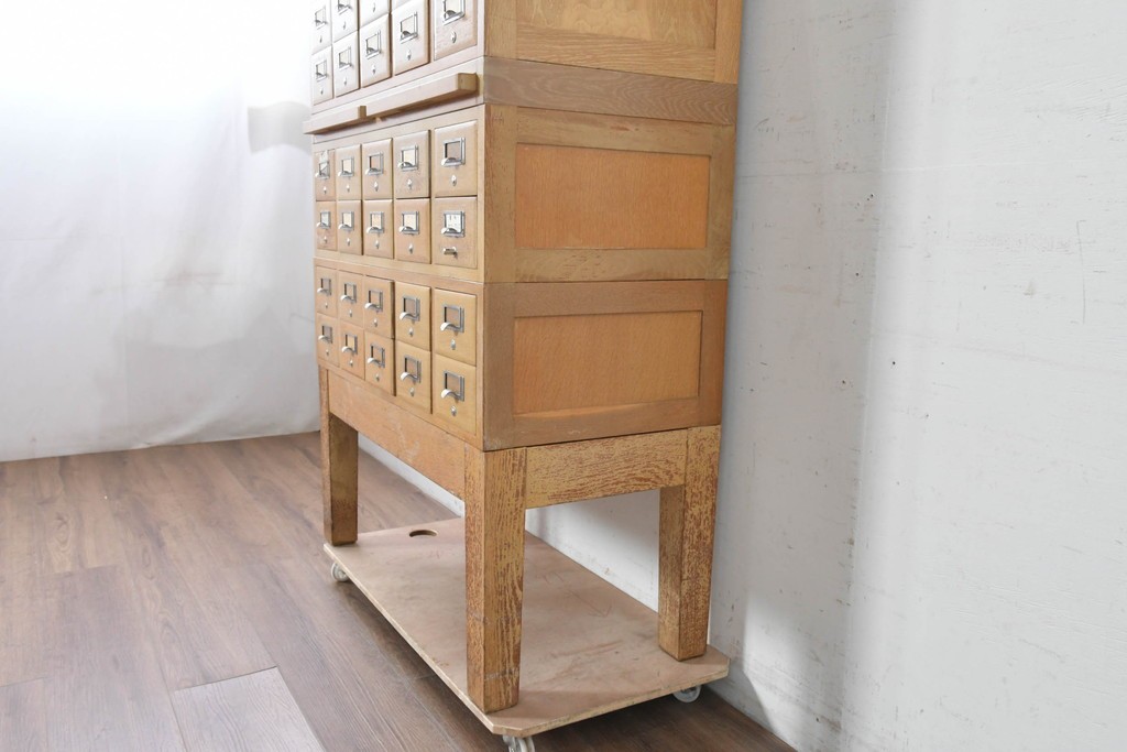【簡易リペア限定品】和製ヴィンテージ　昭和レトロ　ナラ材製　KIHARA　引き出し40杯!　格納式作業台付き!　小物収納に最適な図書館のスタッキングカードケース　(R-050289)