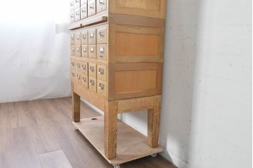 【簡易リペア限定品】和製ヴィンテージ　昭和レトロ　ナラ材製　KIHARA　引き出し40杯!　格納式作業台付き!　小物収納に最適な図書館のスタッキングカードケース　(R-050289)