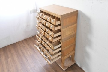 【簡易リペア限定品】和製ヴィンテージ　昭和レトロ　ナラ材製　KIHARA　引き出し40杯!　格納式作業台付き!　小物収納に最適な図書館のスタッキングカードケース　(R-050289)