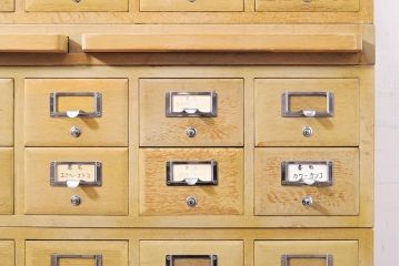レトロ家具　昭和レトロ　KIHARA　小物収納にうってつけのナラ材製ネームプレート付きカードケース(引き出し、チェスト、図書館、図書室)(R-050289)