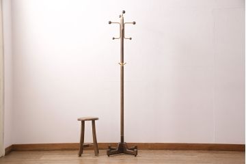 中古　カリモク家具(karimoku) 　木の温もりにゴールドカラーが映えるポールハンガー(ポールスタンド、帽子掛け)(R-050291)