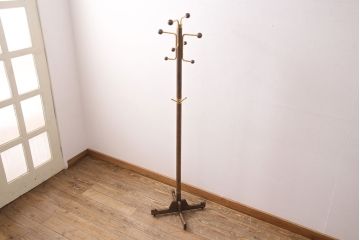 中古　カリモク家具(karimoku) 　木の温もりにゴールドカラーが映えるポールハンガー(ポールスタンド、帽子掛け)(R-050291)