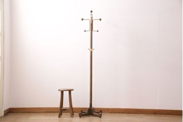 中古　カリモク家具(karimoku) 　木の温もりにゴールドカラーが映えるポールハンガー(ポールスタンド、帽子掛け)(R-050291)