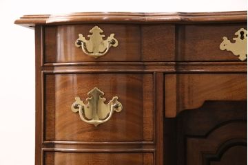 中古　美品　アメリカ　ヒッコリーチェア(HICKORY CHAIR)　マホガニー材　高級感とクラシカルな雰囲気を高めるデスク(両袖机、ワークデスク、在宅用、在宅ワーク)(定価約89万円)(R-050292)