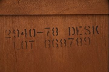 中古　美品　アメリカ　ヒッコリーチェア(HICKORY CHAIR)　マホガニー材　高級感とクラシカルな雰囲気を高めるデスク(両袖机、ワークデスク、在宅用、在宅ワーク)(定価約89万円)(R-050292)
