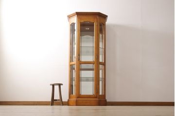 中古　美品　横浜クラシック家具　ダニエル(Daniel)　アーリーアメリカン　A-214　ガラスケース(飾り棚、キュリオケース、コレクションケース、キャビネット)(定価約67万円)(R-050293)