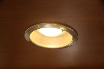 中古　美品　横浜クラシック家具　ダニエル(Daniel)　アーリーアメリカン　A-214　ガラスケース(飾り棚、キュリオケース、コレクションケース、キャビネット)(定価約67万円)(R-050293)
