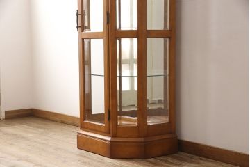 中古　美品　横浜クラシック家具　ダニエル(Daniel)　アーリーアメリカン　A-214　ガラスケース(飾り棚、キュリオケース、コレクションケース、キャビネット)(定価約67万円)(R-050293)