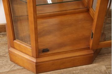 中古　美品　横浜クラシック家具　ダニエル(Daniel)　アーリーアメリカン　A-214　ガラスケース(飾り棚、キュリオケース、コレクションケース、キャビネット)(定価約67万円)(R-050293)