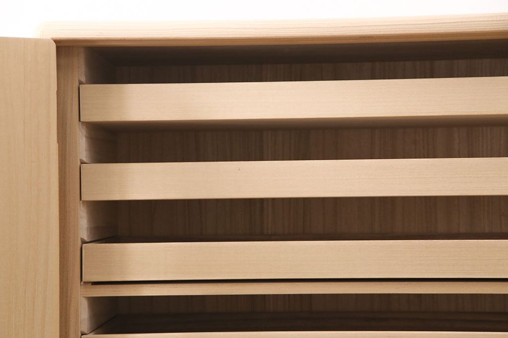 中古　美品　国産　気品あふれる佇まいが魅力の総桐箪笥(胴厚)(着物箪笥、衣装箪笥、和タンス、桐たんす)(定価約90万円)(R-050295)