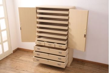 中古　美品　国産　気品あふれる佇まいが魅力の総桐箪笥(胴厚)(着物箪笥、衣装箪笥、和タンス、桐たんす)(定価約90万円)(R-050295)