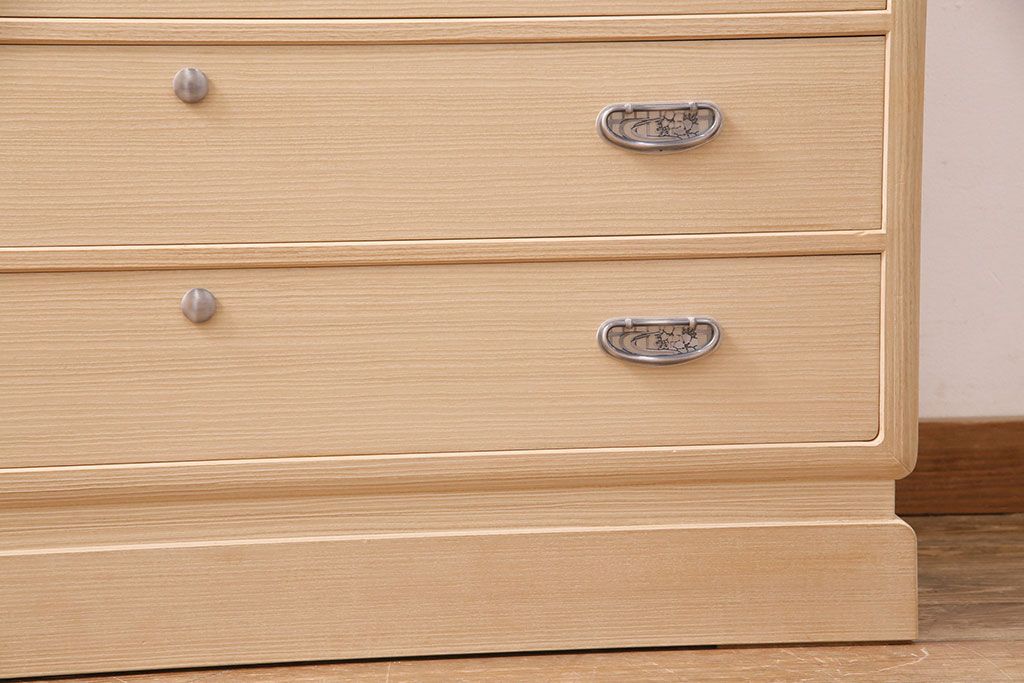 中古　美品　国産　気品あふれる佇まいが魅力の総桐箪笥(胴厚)(着物箪笥、衣装箪笥、和タンス、桐たんす)(定価約90万円)(R-050295)