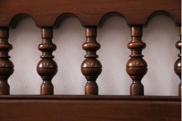 中古　激レア!　特注品　九州民芸家具　漆塗りが美しいスピンドルベンチ(アーム付きベンチ、3人掛け、三人掛け)(定価約75万円)(R-050310)