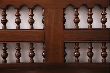 中古　激レア!　特注品　九州民芸家具　漆塗りが美しいスピンドルベンチ(アーム付きベンチ、3人掛け、三人掛け)(定価約75万円)(R-050310)