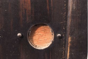 和製アンティーク　江戸明治期につくられた味わい深い板戸1枚(帯戸、建具、引き戸)(R-050324)