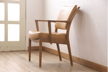 中古　美品　カリモク家具(karimoku)　合皮　温かみのあるカラーが魅力的なナラ材製のアームチェア(ダイニングチェア、椅子)(R-050326)