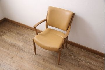 中古　美品　カリモク家具(karimoku)　合皮　温かみのあるカラーが魅力的なナラ材製のアームチェア(ダイニングチェア、椅子)(R-050326)