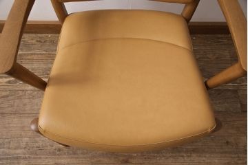 中古　美品　カリモク家具(karimoku)　合皮　温かみのあるカラーが魅力的なナラ材製のアームチェア(ダイニングチェア、椅子)(R-050326)