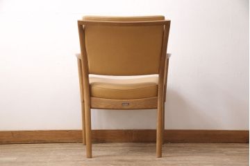 中古　美品　カリモク家具(karimoku)　合皮　温かみのあるカラーが魅力的なナラ材製のアームチェア(ダイニングチェア、椅子)(R-050326)
