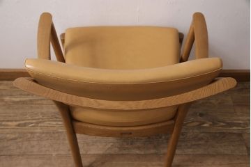 中古　美品　カリモク家具(karimoku)　合皮　温かみのあるカラーが魅力的なナラ材製のアームチェア(ダイニングチェア、椅子)(R-050326)
