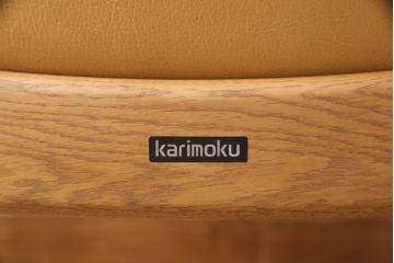 中古　美品　カリモク家具(karimoku)　合皮　温かみのあるカラーが魅力的なナラ材製のアームチェア(ダイニングチェア、椅子)(R-050326)