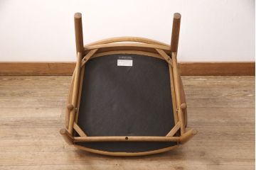 中古　美品　カリモク家具(karimoku)　合皮　温かみのあるカラーが魅力的なナラ材製のアームチェア(ダイニングチェア、椅子)(R-050326)